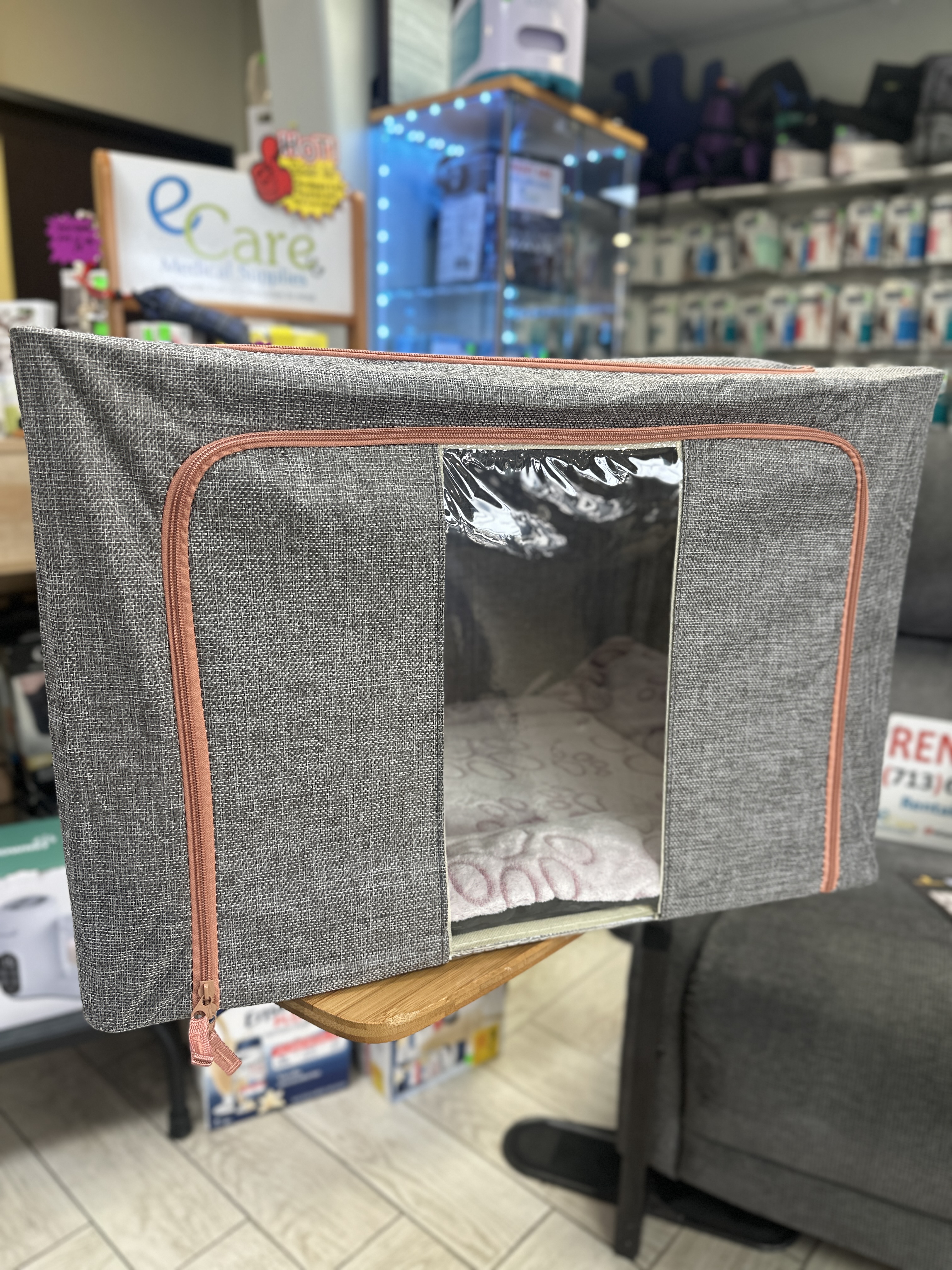 Pet Oxygen & Nebulizer Chamber - Ideal for Dogs and Cats